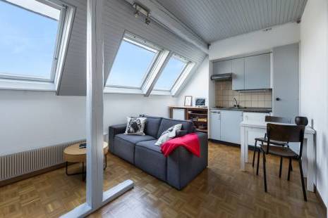 Beautiful attic studio on the 6th floor. There is a great view at 180 degrees, it has a big bathroom. By bus, you are 5minute