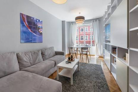 Located on the 3rd floor of a building in the Eaux-Vives district, close to Lake Geneva and various parks, this furnished apa