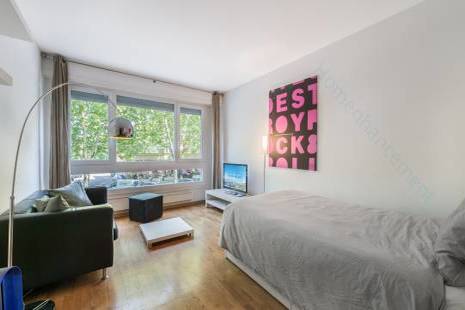 Well-located and renovated studio in a lively district close to the train station, the organisations and some consulting firm