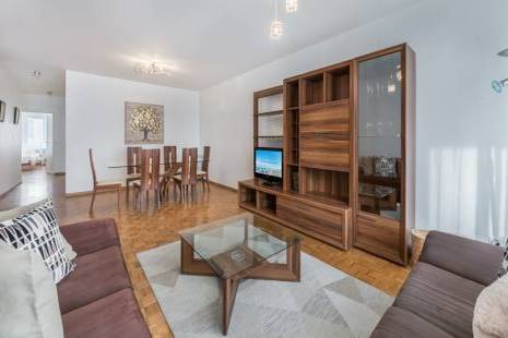 Located in a peaceful area in Geneva, this apartment is situated nearby a Park and the Hospital of Geneva. This spacious furn