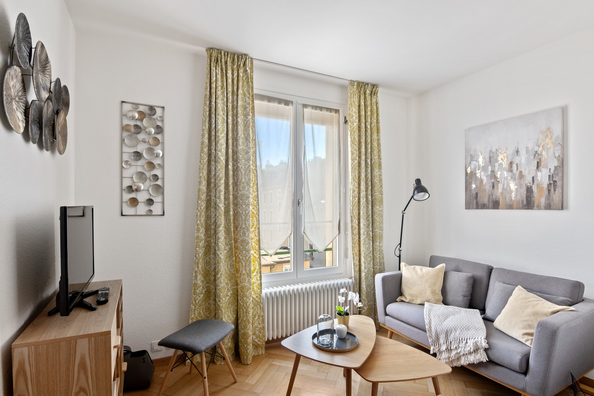 This chic one bedroom apartment  is located in a calm residence near Geneva's main train station, very well located and also 