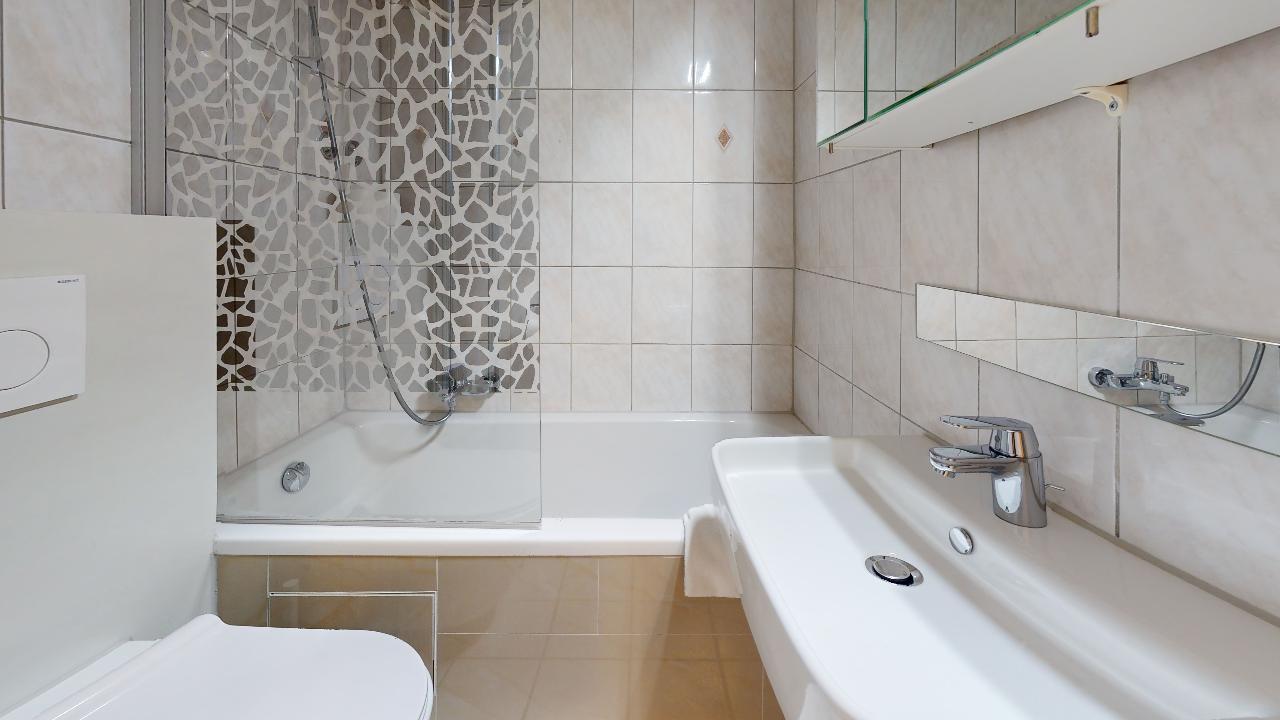 9_Unique-Serviced-Living-St-Johann-Bathroom.jpg
