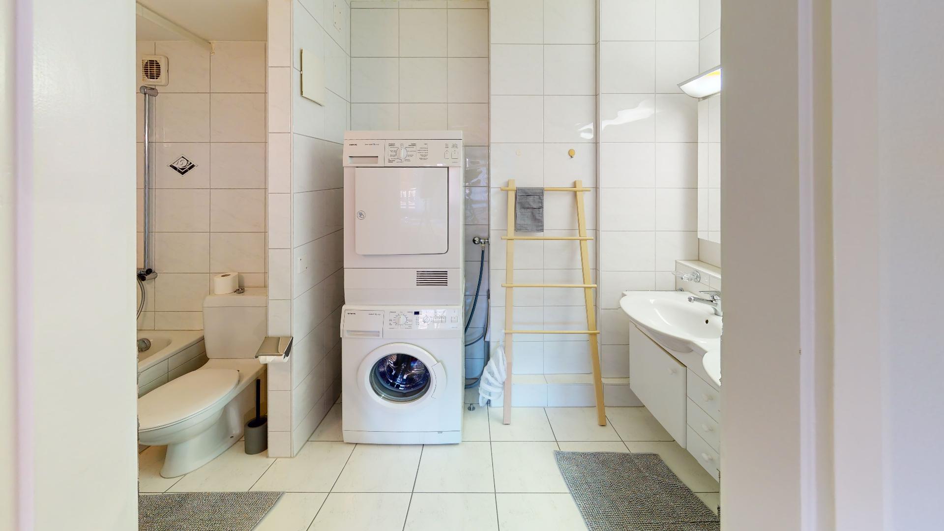 Unique-Serviced-Living-Sevogelstrasse-54-Bathroom.jpg